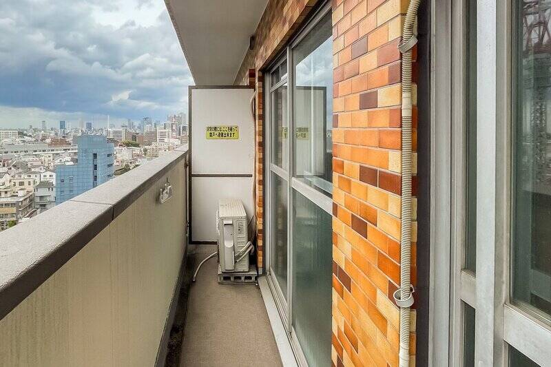 バルコニーは西向き。周囲に高い建物が少ないため、視界が大きく開けています。