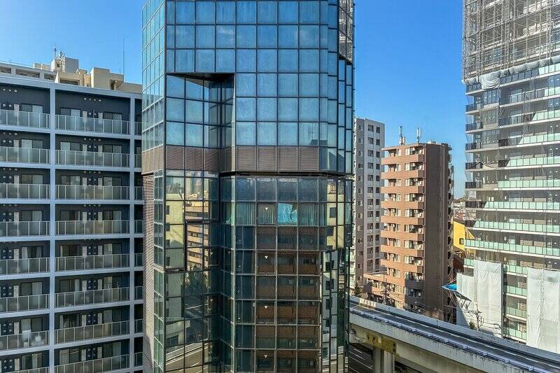 眼下には首都高速道路が見えます。夜には都会的な夜景も楽しめそう。車の走行音などについては、内見時にご確認くださいね。