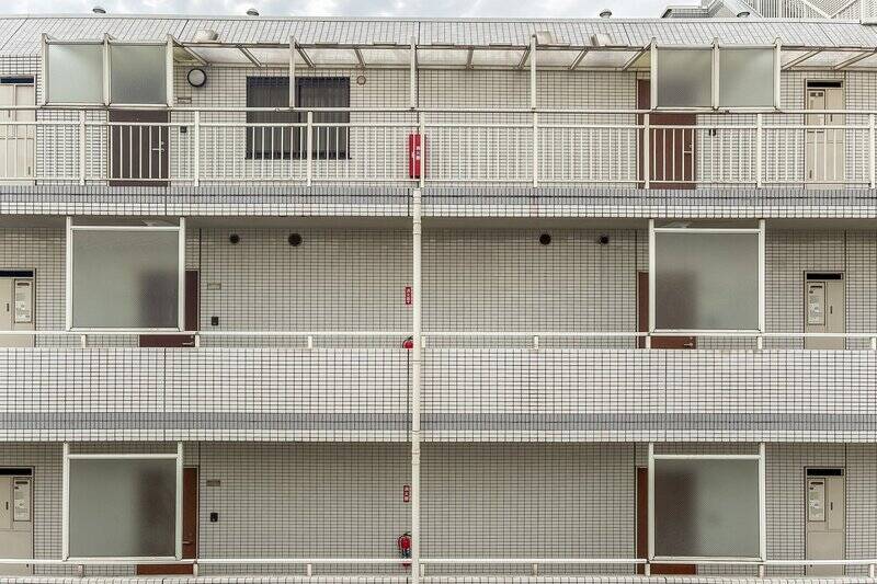 バルコニーからは、隣り合うマンションの共用廊下が見えます。距離感などは現地でご確認ください。