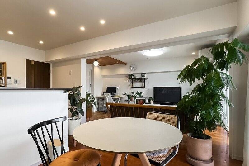 広い空間の中心に袖壁があるため、ダイニングキッチンとリビングがゆるくゾーニングされています。