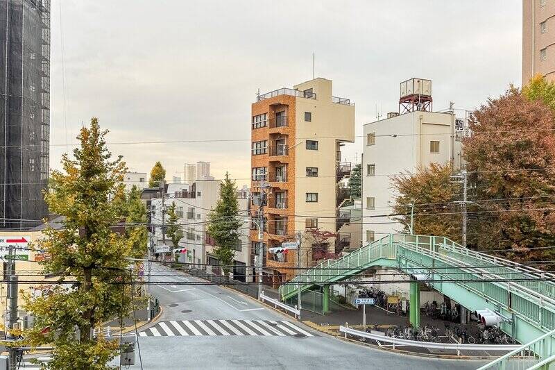 正面は本郷通りの交差点に面し、建物と距離があるため視界が開けています。右手に歩道橋が見えますが、目線より下にあるので、そこまで視線は気にならなさそう。