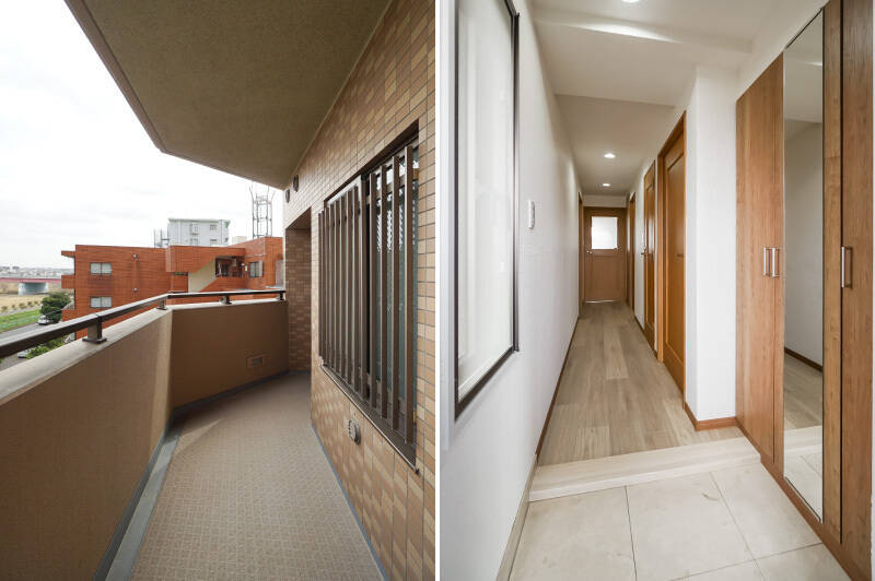 <b>左・</b>物件は、共用廊下の突き当たりにある角住戸です。玄関前の住民が行き来が少ないのでプライベート感高めと言えそう。/<b>右・</b>南東向きの大きな窓のおかげで、玄関はパッと明るい印象◎ まずは奥にあるLDKをチェックして、それから手前にある洋室や水まわりを見ていきましょう。