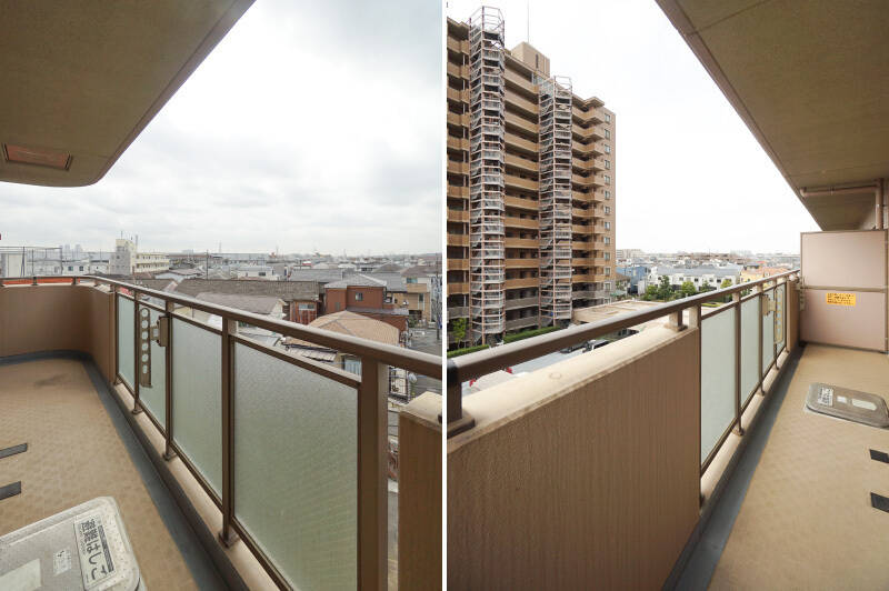 バルコニーはLDKと洋室Aにまたがっています。マンションの別棟以外に周囲に背の高い建物は見当たらず、遠くまで街を見渡せますよ。