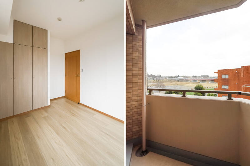 <b>左・</b>収納は奥行きの深いクローゼットに加えて、天井までの高さのある上部物入れまで。/<b>右・</b>三角形をしたコンパクトな専用バルコニーは、ちょっとした気分転換にちょうどよさそうですね。