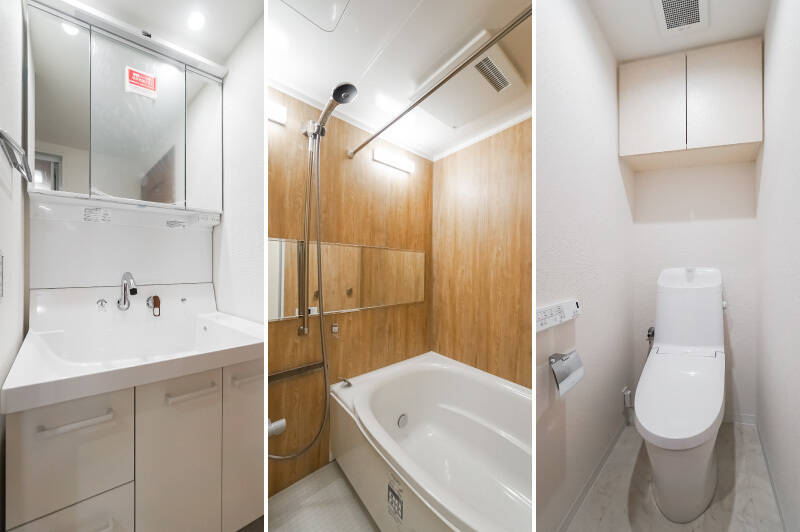 <b>左・</b>シンプルに、無理のない広さを確保した水まわり。鏡の位置が高めなので、中段にもミラーを追加したいところです。/<b>中央・</b>バスルームはお子さまと一緒でも入りやすい1316サイズです。/<b>右・</b>白で統一された清潔感あるトイレ。