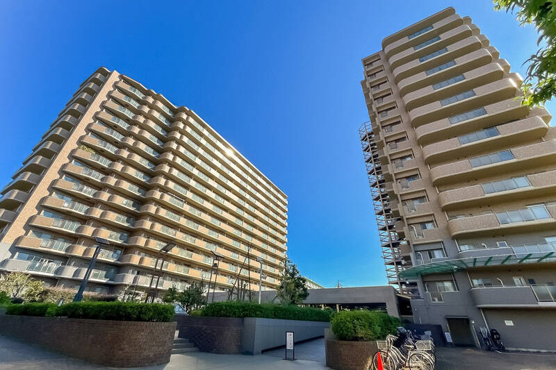 ご紹介するのは1999年生まれのマンション。全2棟からなる、総戸数226戸のビッグコミュニティです。管理が行き届いているのに月々の共益費が抑えめなのは、戸数の多さゆえのありがた〜いポイント!