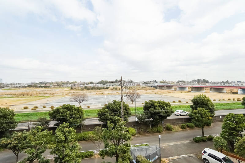 こちらは住戸の所在している4階の共用廊下からの眺め。毎日の「行ってきます」のたびにこんな大きな空が背中を押してくれるなんて、贅沢ですね!