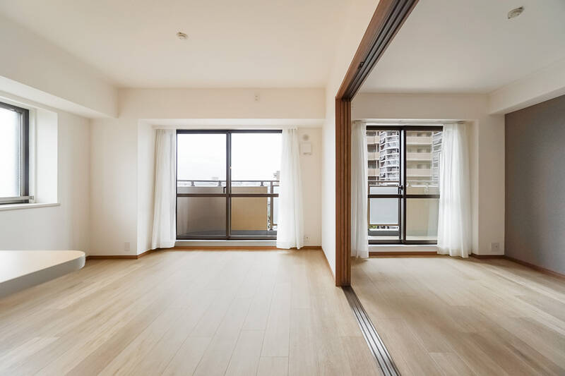 約10.9帖のLDKは比較的コンパクトなので、こんなふうに洋室Aとつなげてゆったりと使うのがおすすめです。南西・南東の2面に大きく開口部が取られており、窓を開けるとさわやかな風が通り抜けます。