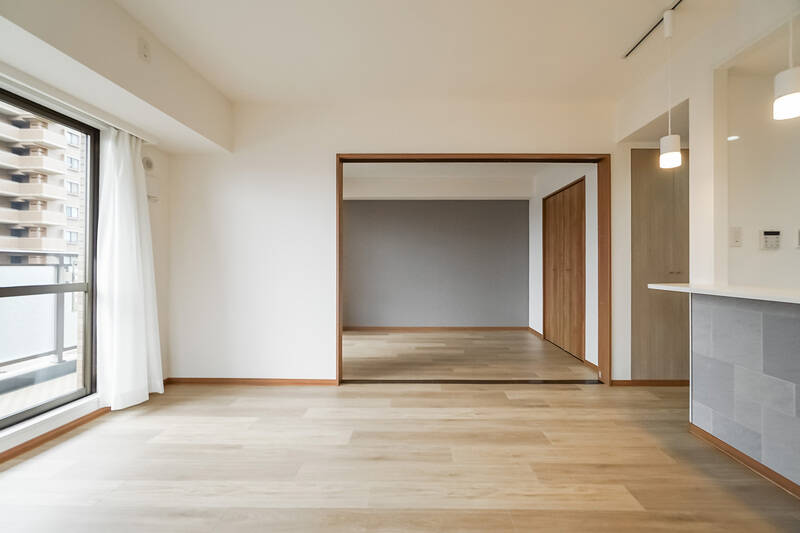 角度を変えてもう1枚。奥に見える洋室のアクセントクロスが、空間の奥行きを増してくれていますね。