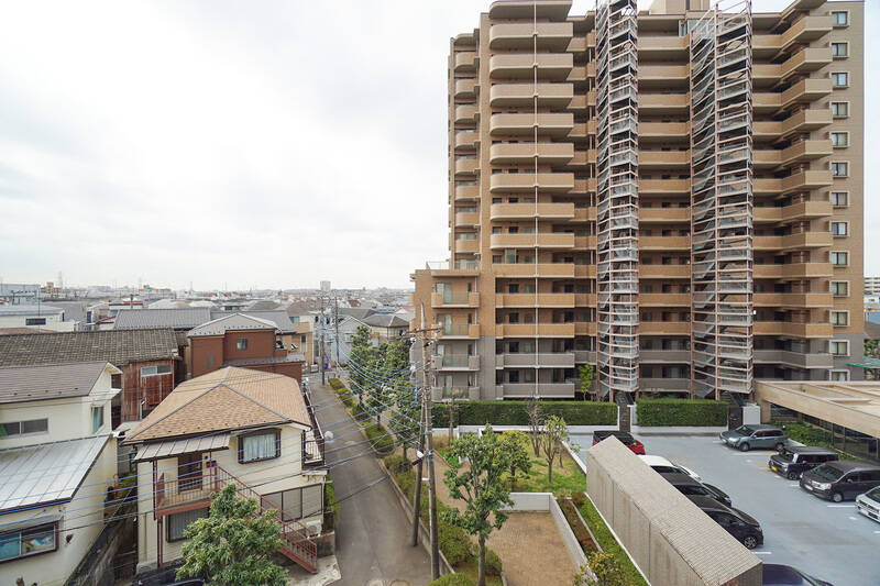 南西側のバルコニーは多摩川と反対側を向いています。ちょっと残念な気もしますが、川沿いを行き交う車の音が気になりにくいのはメリットかも! お向かいにあるマンションの別棟とは距離が取れているので、視線に神経質になる必要もなさそうです。