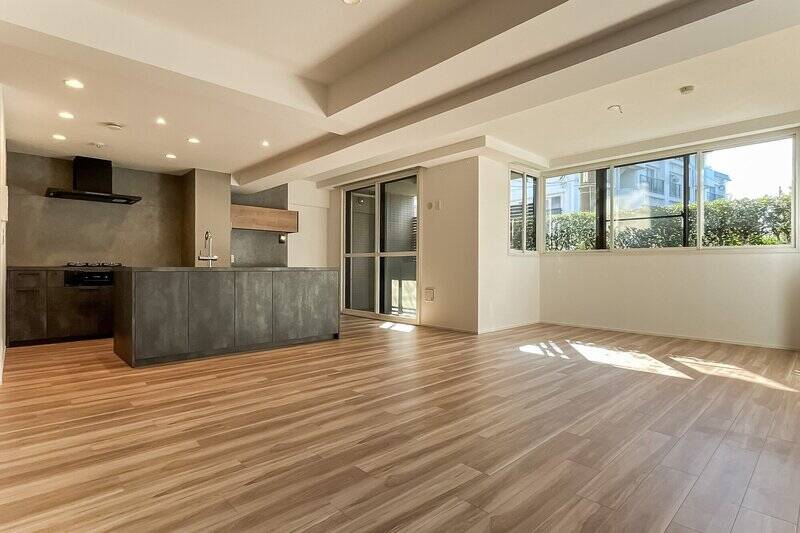 南と西の二面に窓があるため、自然光が室内の隅々まで届きます。床はナチュラルな質感のフローリング仕上げで、温もりを感じる空間です。