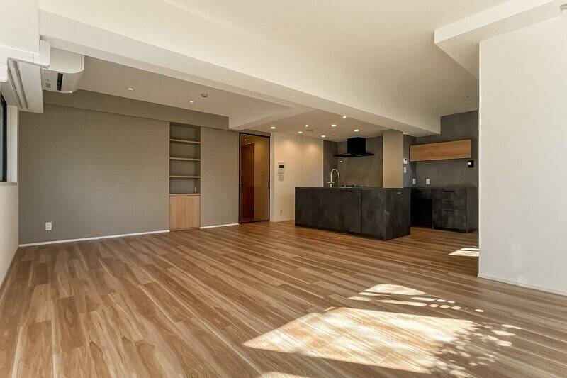 壁の一部にはグレーのアクセントクロスがあしらわれており、空間に奥行きを与えている印象です。照明はダウンライトで、夜にはまた違った表情を見せてくれそう。