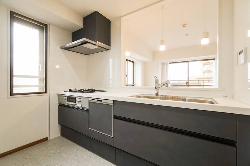 リビングに向かって開かれつつも、周囲をゆるく壁で守られたセミオープンなキッチン。集中しやすく、ペットや小さいお子さまの立ち入りに気を配りやすいのもうれしいですね。