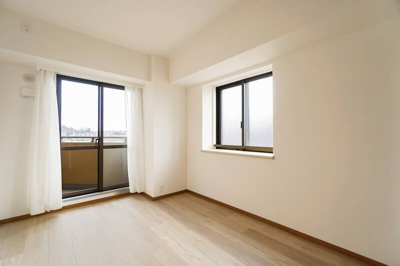 洋室Bは南東・北東の二面採光。北東側の専用バルコニーは、多摩川河川敷ビューですよ。