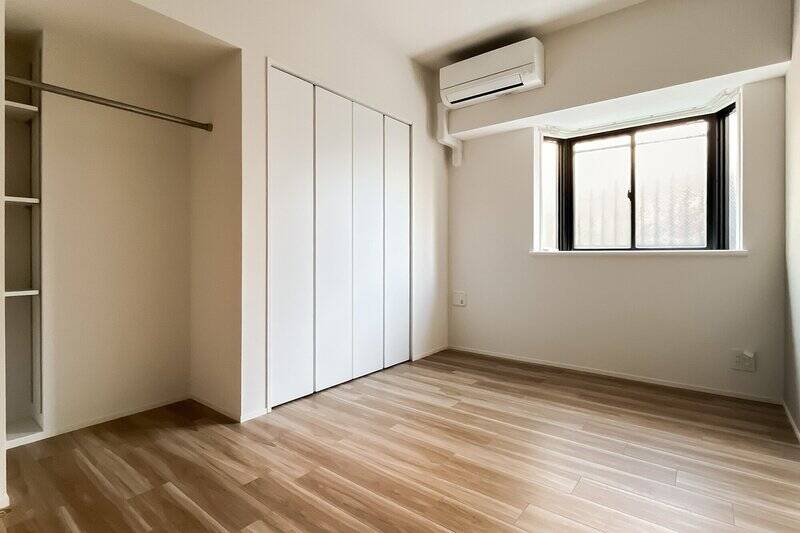 洋室Bは西向き。クローゼットのほかに、オープンタイプのハンガーパイプと可動棚を設置済みです。