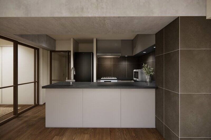 こちらの住まいの主役とも言える、コの字型の大型キッチン。大判のダークブラウンタイルが重厚感を放っています。