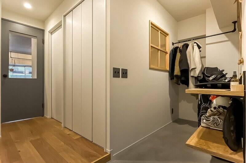 玄関扉を開けると、ワイドな土間スペースが出現。奥にハンガーパイプが用意されているので、サッとアウターを羽織ってお出かけできますね。