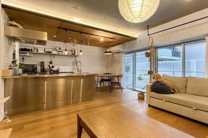 こちらが約15帖のLDK。南東側が広く開口しており、開放感を感じられます。