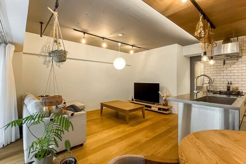 天井は躯体現し、床は突板張り。無骨な一面もあれば、温もりの一面もある、表情豊かな内装です。