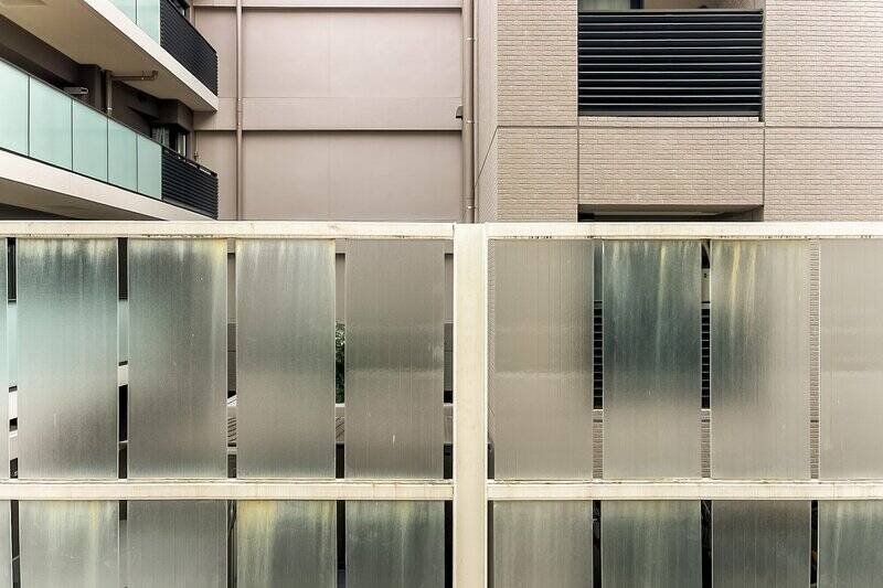 正面に見えるのは、お隣のマンション。クリアパネルが立てられているので、そこまで視線に敏感になる必要はなさそう。距離感などは現地でもお確かめください。