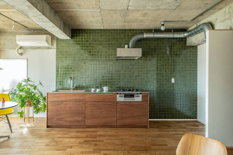 家具のように空間に馴染む、木製のシンプルなキッチン。熱源はコンロが3口備わっているので自炊派も安心です。キッチン右手にぴったりハマるキッチンボードを探したいですね。