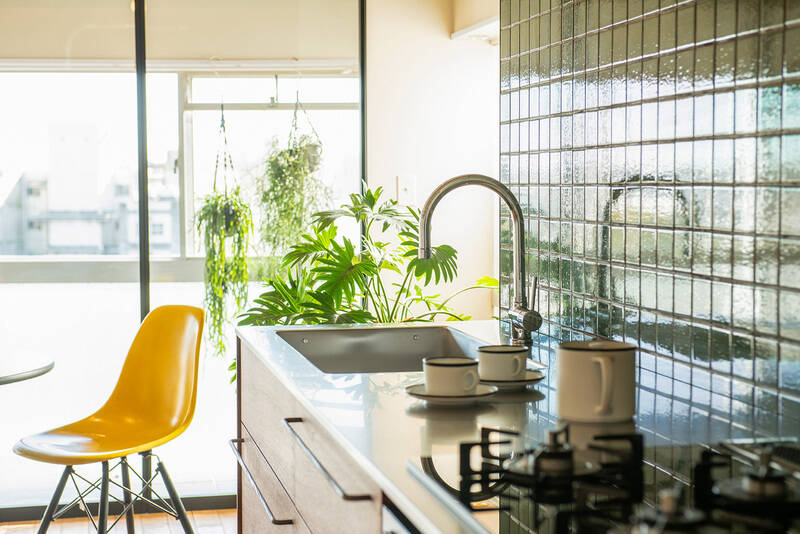 物件には西側に突き出すような格好でバルコニーが備わっており、キッチン横の掃き出し窓からアクセスできます。コンパクトなので、そちらは室外機置き場だと捉えておくのがいいカモ。