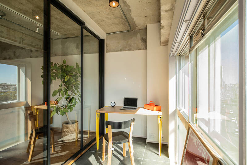 室内にいながらテラス席のような開放感を味わえる、約2.4帖の書斎スペース。反対側は同様にサンルームとなっています。こんなに陽射しがきれいな空間、思わず座っちゃうに決まってるじゃないですか（いやむしろ、雨の日だって素敵かも）！ 仕事がズンズンはかどってしまいそうな特等席ですね。