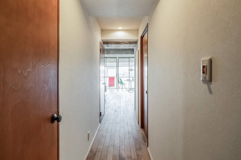 こちらは玄関からLDKを見通したカット。ドアがないおかげで視線が奥まで通り抜けて爽快です。さて、この後は廊下の左右にある洋室と水まわりを見ていきましょう。