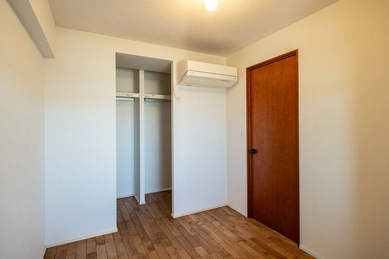 洋室は約5帖の広さ。共用廊下に面した北向きの窓があり、その反対側には壁一面のウォークインクローゼット（WIC）が備わっています。こちらも敢えて建具を持たないセミオープンな造りです。