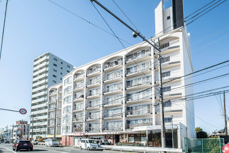 レトロなムード漂う、1975年築・総戸数81戸のマンション。築年数は経過していますが、直近では2024年に大規模修繕工事を実施しています。