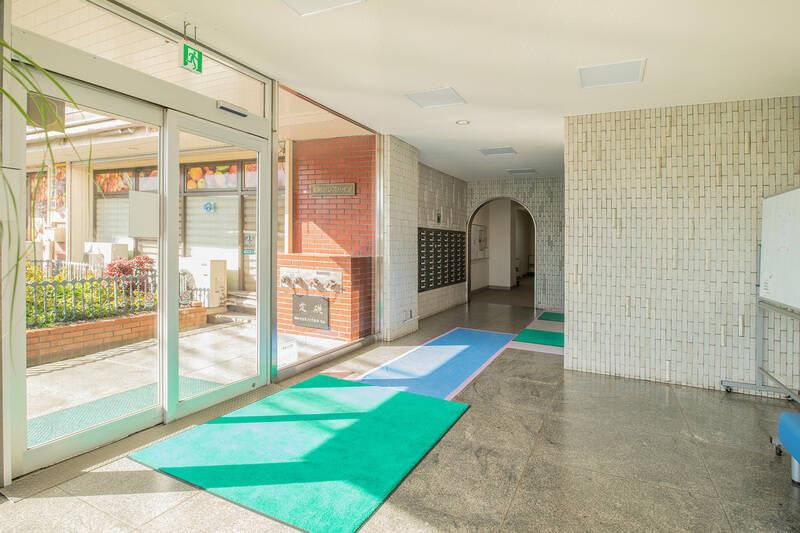 エントランスも自然光がいっぱい入って明るいですね！ 管理人さんは週6日勤務です◎