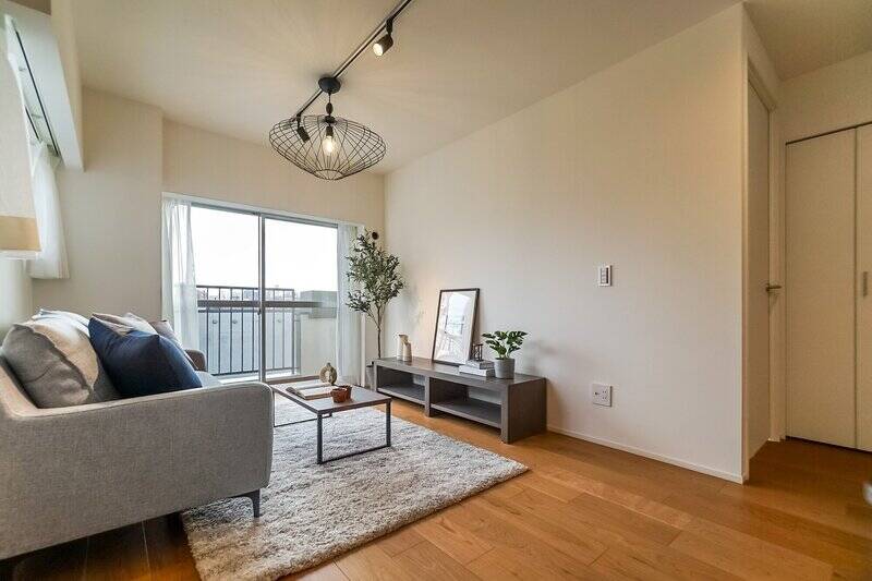 角部屋ならではの南東二面採光で、明るさと開放感をしっかり感じられ、心地よい光が一日を通して室内に差し込みます。2mのソファを置いても余白があり、ゆったりと過ごすことができそうです。