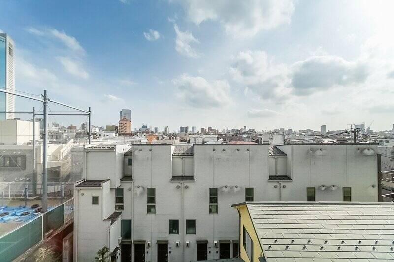 南向きのバルコニーからはこの眺望! 視界を遮るような高い建物がないので遠くまで見渡せ、空が大きく感じます。