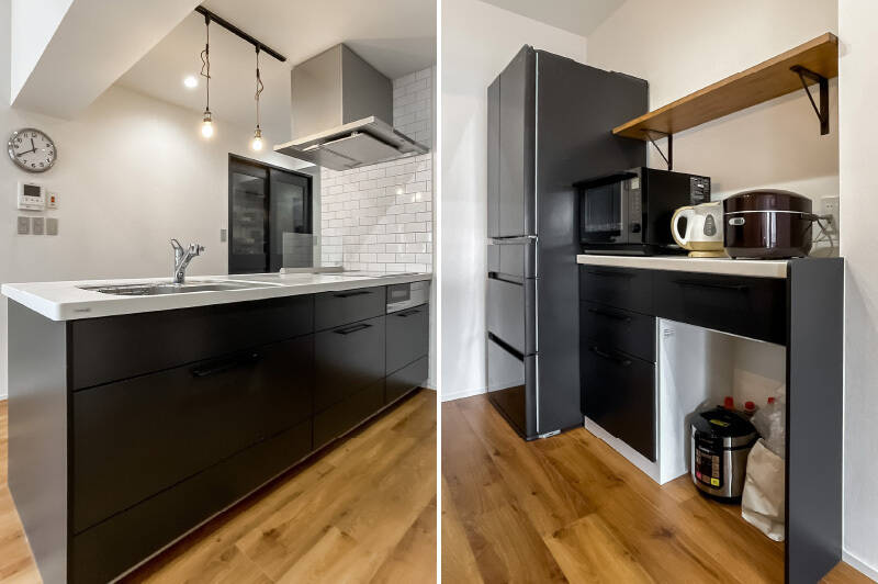 <b>左・</b>幅2590mmというワイドなペニンシュラキッチン。ブラックを基調としたスタイリッシュなデザインに、壁面の白いタイルが可愛らしさをプラスしています。／<b>右・</b>背面のカップボードもキッチンと色合わせでブラックに。ゴミ箱を置けるスペースも確保されています。上部の飾り棚はお気に入りの食器を置くと気分が上がりそう♡