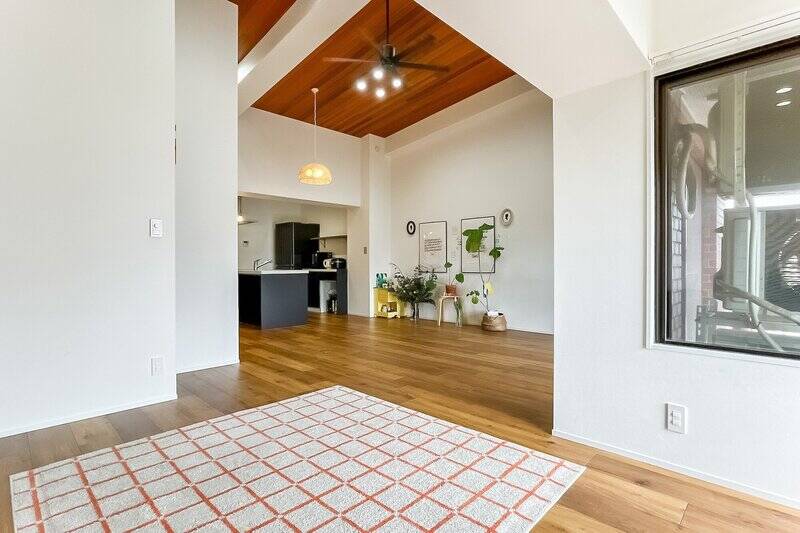 別カットからもご覧ください。写真でも感じるこの開放感。LDKとサンルーム、合わせて約26帖という広さなので、空間にもゆとりを感じます。