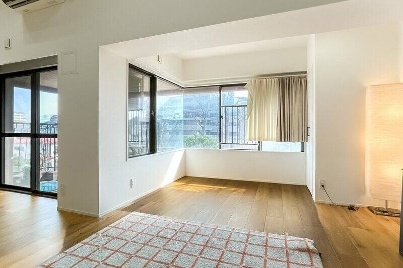 こちらがサンルーム。コーナーサッシなので、日当たり良好です。ベンチを置いて日向ぼっこをしながら読書やコーヒーで一息……なんて暮らしが想像できます。