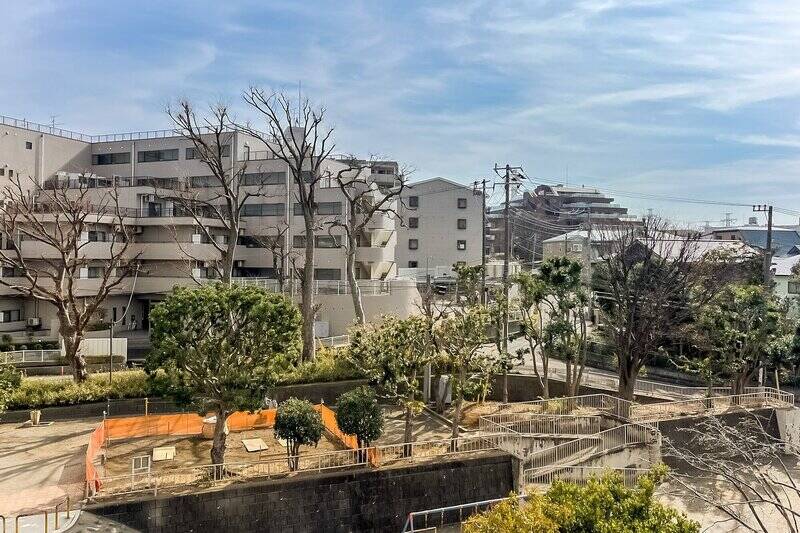 目の前には公園の植栽が広がっています。右側の眺望は抜けも感じますね。