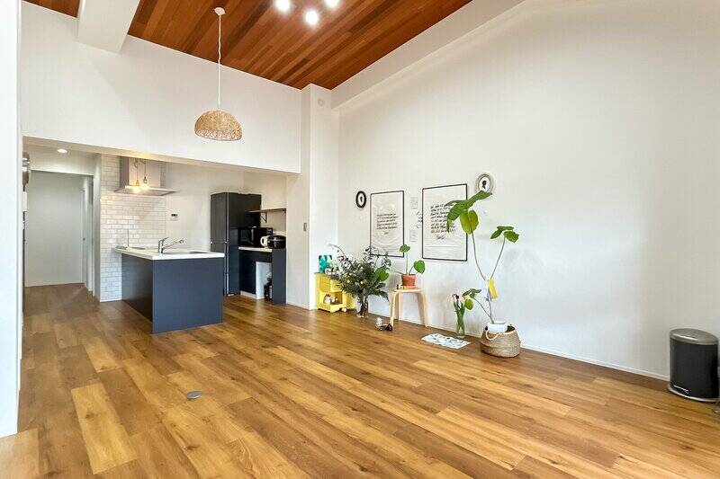 広く真っ白な壁面はグリーンが映えますね。ポスターを飾ったりチェストを置いたり、まるで自分色に染められるキャンバスのよう。では、続いてキッチンを見ていきましょう。