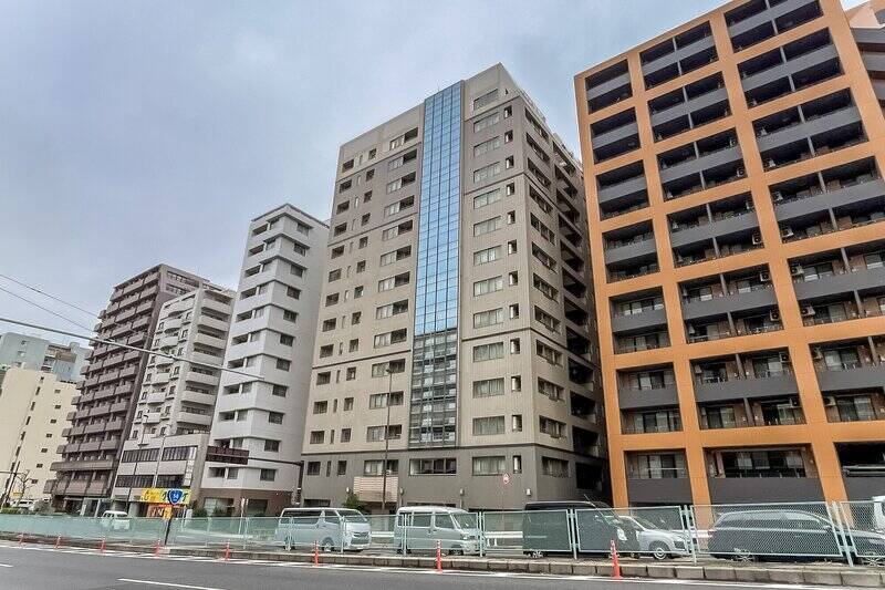 舞台は「錦糸町」駅から徒歩7分に位置するマンション。2000年竣工のため、まだまだ若々しいお顔立ちです。