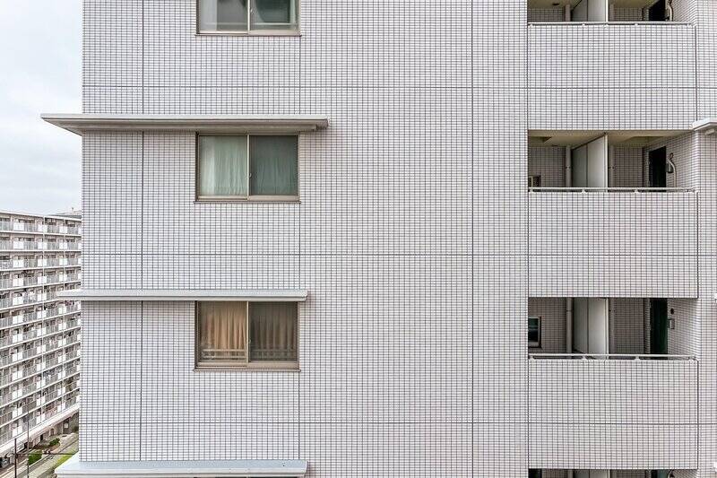 LDKからつながる、東側のバルコニー。正面の建物からの視線が少し気になりそうです。カーテンなどで対策を。