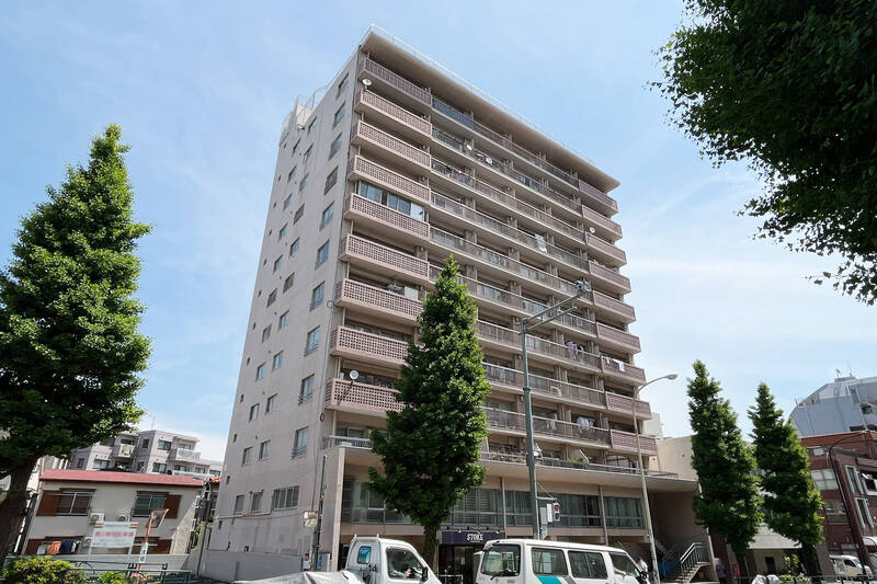 今回ご紹介するマンションは、JR中央線・総武線、東京メトロ丸ノ内線が乗り入れる「荻窪」駅から徒歩7分。青梅街道沿いに佇む、総戸数64戸のマンションです。