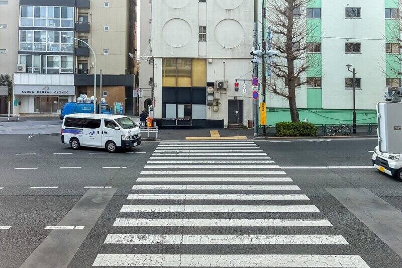 窓の外は青梅街道に面しています。所在階は2階かつ、バルコニーが付いていないため、街の躍動を感じる眺望です。