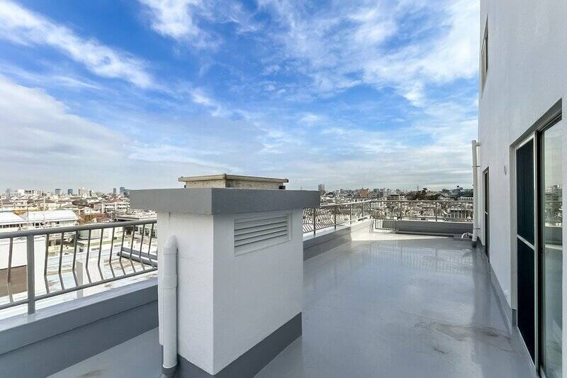 こちらの物件の推しポイントは、約48㎡もの広さを誇る巨大ルーフバルコニー。周囲に遮るもののない地上8階からの眺望は圧巻で、まさに空が「庭」となる贅沢を味わえます。