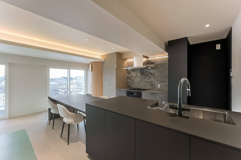 LDKの広さは約20.3帖。北と東の二面に広がる大きな窓から自然光がたっぷりと差し込む、開放的な空間です。