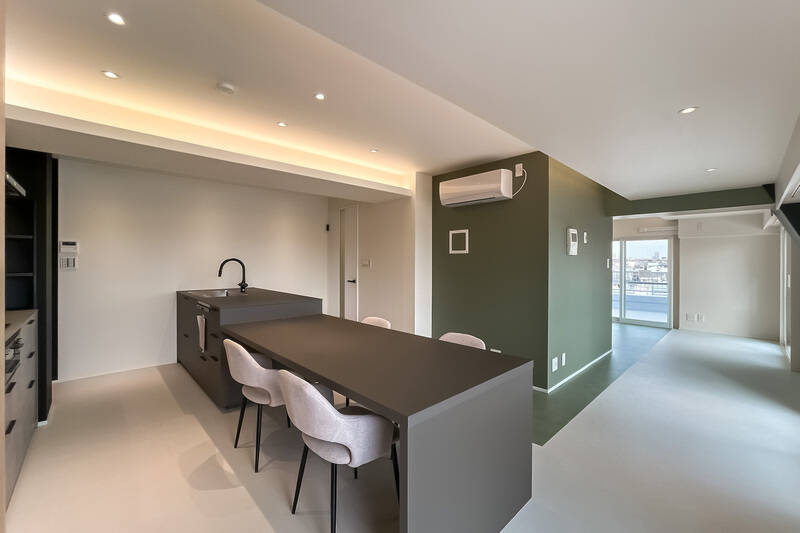 LDKはコの字型。通路を挟んで北側（右手奥）にリビングスペースが広がる間取りです。