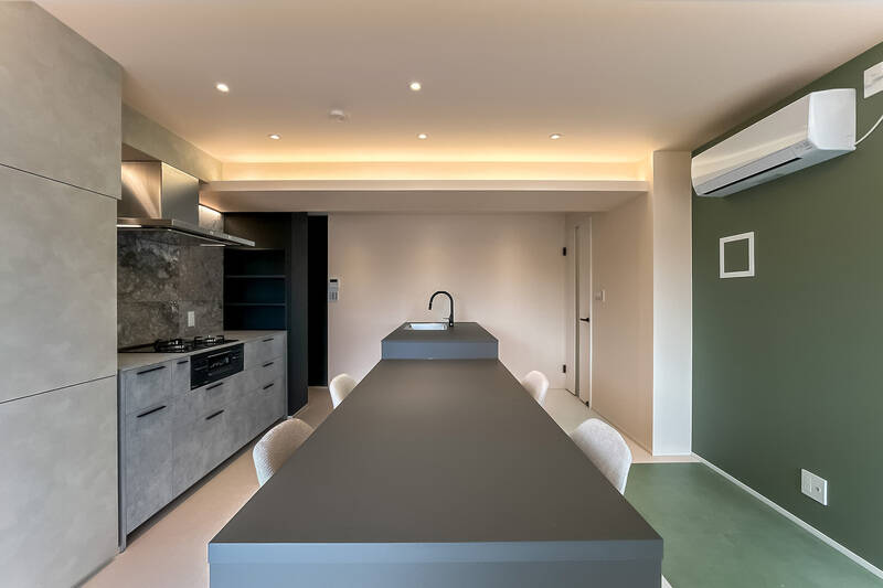 キッチンは、リビングダイニングにいる家族やゲストと会話が弾むオープンタイプ。カウンターが造作されており、ダイニングスペースのように使うことができます。