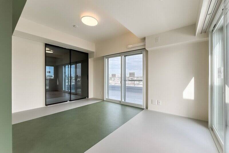 リビングスペース。スケルトンの引き戸の先には、後ほどご紹介する洋室Aがあります。