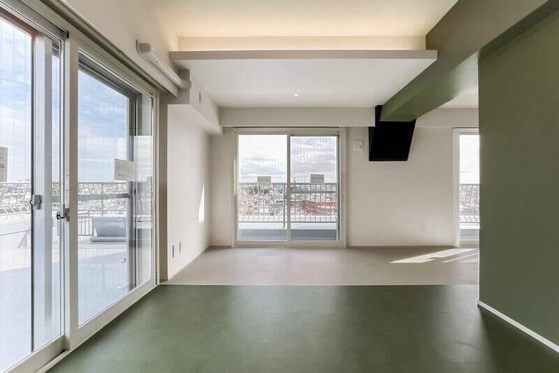 大きな窓に寄り添うようにソファを置けば、とっておきのリラックス空間になりそう。