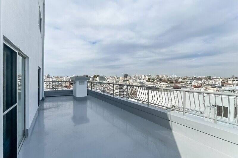 再びルーフバルコニー。視界がパッと開けており、街を一望する気持ちのいい眺望です。