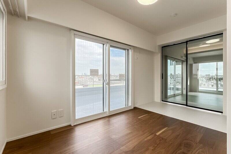 スケルトンの引き戸を通して三面の採光を確保しているため、とても明るい空間です。